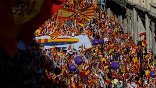 Una marea humana marcha contra la independencia de Cataluña [FOTOS]