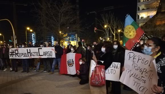 Activistas protestan ante la sede de Repsol en España por derrame de petróleo en el Perú.