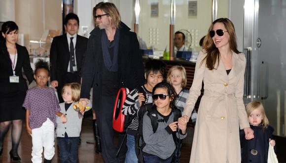 Brad Pitt, Angelina Jolie y sus hijos, cuando eran una familia feliz en 2011 (Foto: AFP)