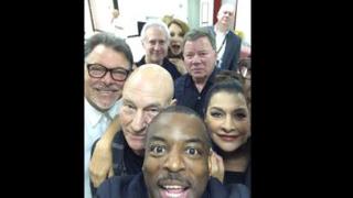 Estrellas de la serie "Star Trek" se juntaron en 'selfie'