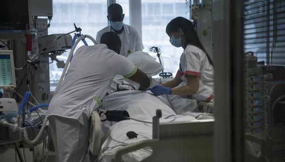 Personal médico atiende a un paciente de Covid-19 bajo asistencia respiratoria, en una habitación de la unidad de cuidados intensivos del hospital Andre - Gregoire en Montreuil, al este de París. (Foto: JULIEN DE ROSA / AFP)