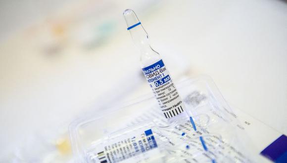 Frascos de la vacuna Sputnik V contra el coronavirus se ven en un centro de vacunación, el 7 de junio de 2021. (VLADIMIR SIMICEK / AFP).