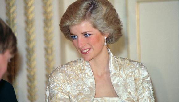 La princesa Diana asiste a una cena de estado en el Palacio del Elíseo en París el 7 de noviembre de 1988 durante una visita de estado a Francia.