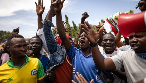 Hombres jóvenes se manifiestan en Uagadugú el 30 de septiembre de 2022. (Foto: Olympia DE MAISMONT / AFP)