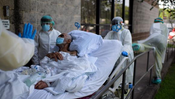 Los trabajadores de la salud empujan a un paciente a una unidad menos intensiva desde la Unidad COVID-19 en el Centro Médico United Memorial en Houston, Texas. (AFP/Mark Felix).