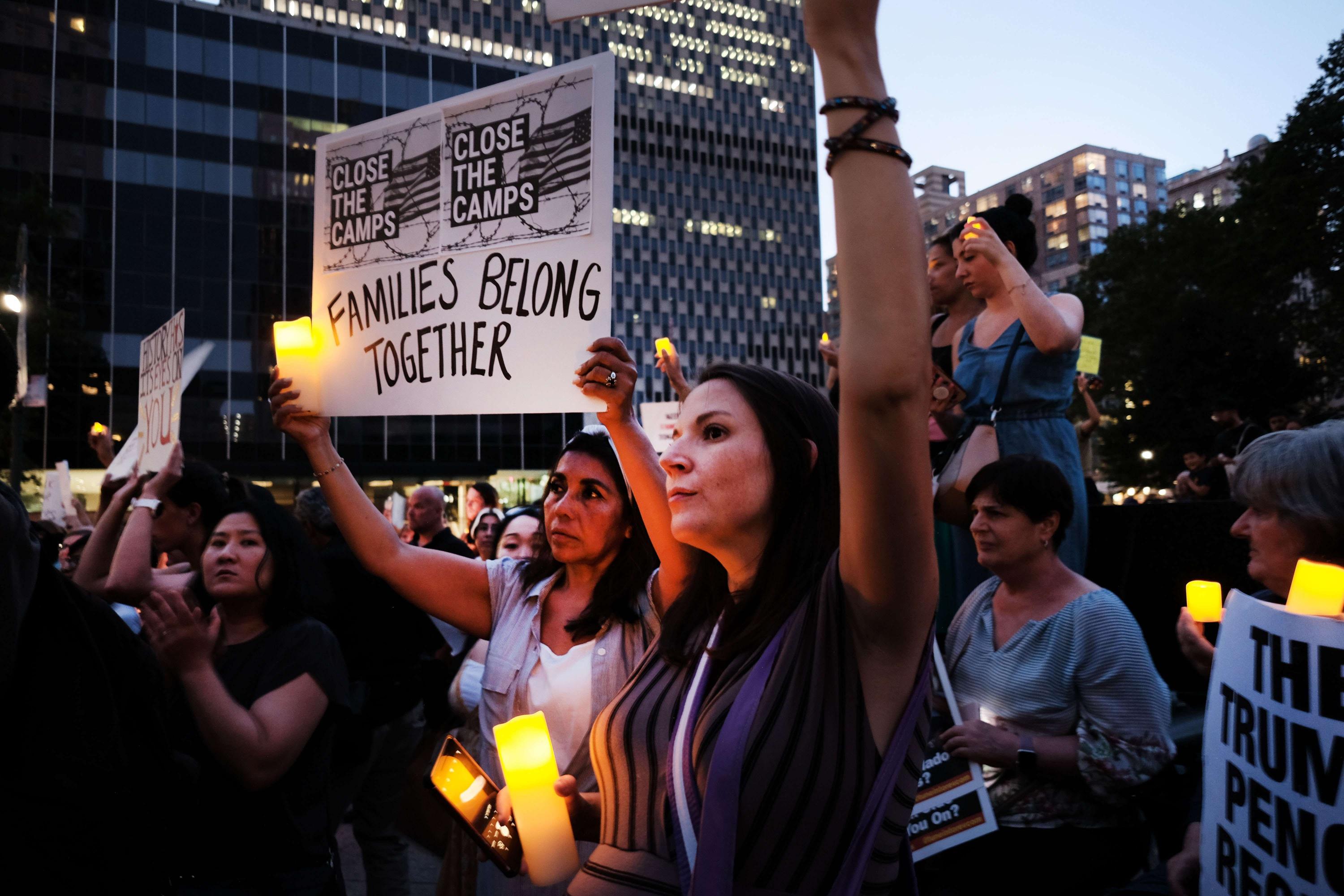 Cientos de personas se reúnen en el bajo Manhattan para la protesta de "Lights for Liberty" contra los campos de detención de inmigrantes y las inminentes redadas de Inmigración y Control de Aduanas (ICE). (Foto: AFP)