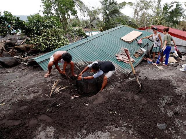 Aldeanos trabajan al lado de su casa destruida por el tifón Goni en la ciudad de Guinobatan, provincia de Albay, Filipinas. (EFE / EPA / FRANCIS R. MALASIG).