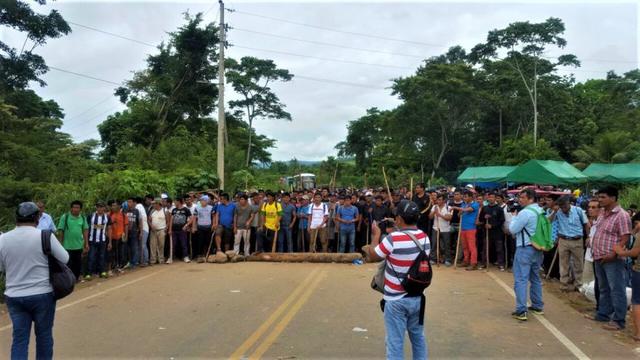 Durante el cuarto día de protestas, cientos de manifestantes impidieron el paso de vehículos en ocho tramos de la carretera Fernando Belaúnde Terry. Esta medida ha afectado a decenas de pasajeros, quienes tienen que caminar para llegar a su destino. Asimismo los bloqueos impiden la llegada de productos de primera necesidad a la ciudad de Tarapoto, elevando su precio (Foto: Hugo Anteparra)