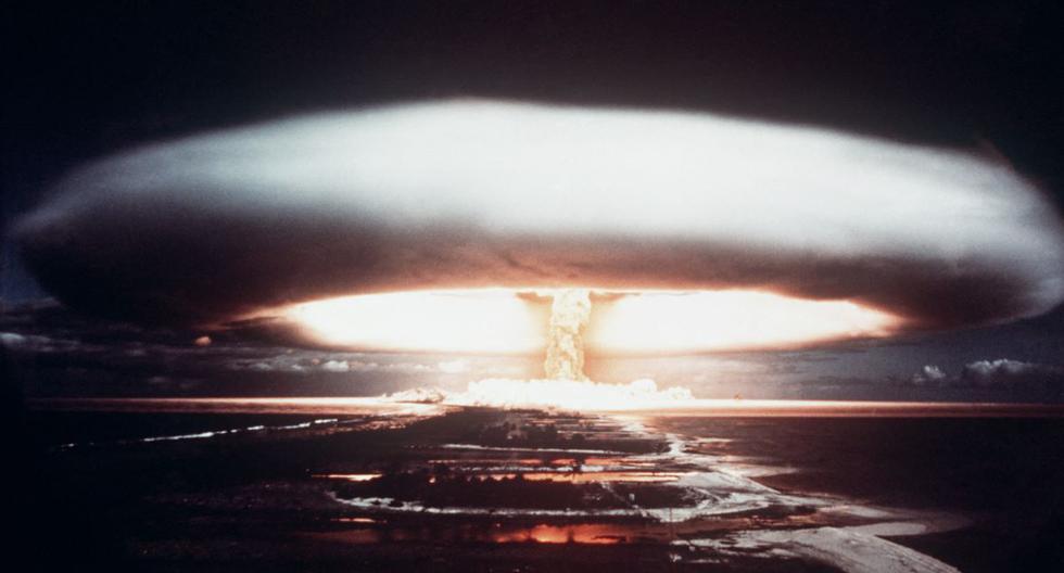 Fotografía tomada en 1971, que muestra una explosión nuclear en el atolón de Mururoa. (FOTO AFP).