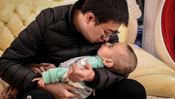 Xu Wei y su hijo, Xu Haoyang. (Foto: JADE GAO / AFP).