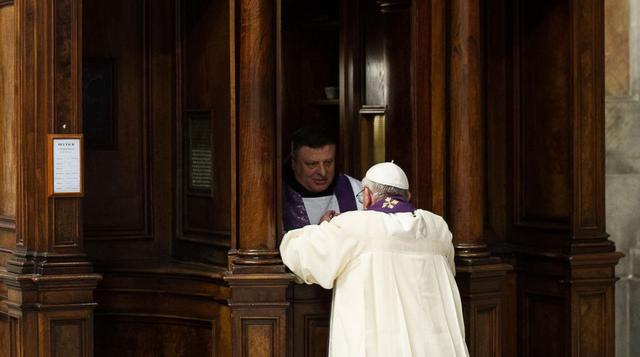 El papa Francisco rompió el protocolo y se confesó en público - 2
