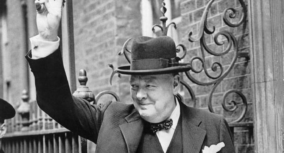 Winston Churchill muestra su famosa 'V' de la victoria. (Foto: EFE)