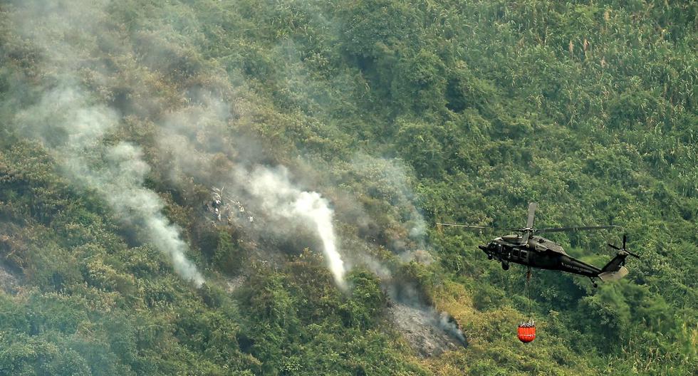 Un helicóptero de la Fuerza Aérea de Colombia ayuda a combatir un incendio el pasado 13 de setiembre en Cali, al norte de la cuenca del Amazonas. (Foto: AFP)