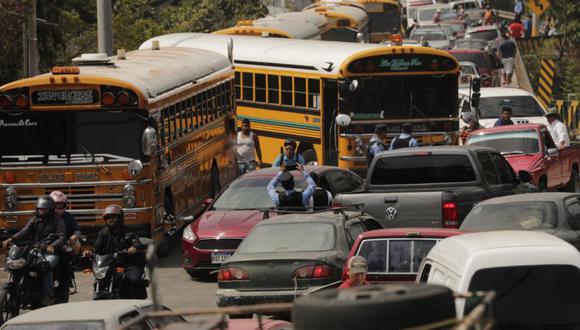Representantes del transporte urbano, interurbano, taxi y mototaxi bloquean las principales carreteras a nivel nacional pidiendo hablar con el Gobierno sobre el aumento en los precios del combustible y la posibilidad de subsidios a los transportadores, en Tegucigalpa.