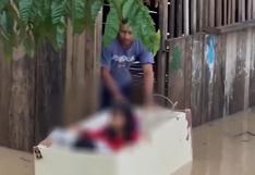 Loreto: Padre de familia usa refrigeradora para transportar a sus hijos durante inundaciones en Yurimaguas