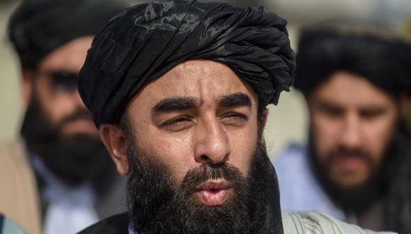 Tras 20 años de guerra, Afganistán logró al fin “obtener su independencia de las fuerzas extranjeras”, celebró en una rueda de prensa en el aeropuerto del Kabul el principal portavoz de los talibanes, Zabihullah Mujahid. (WAKIL KOHSAR / AFP).