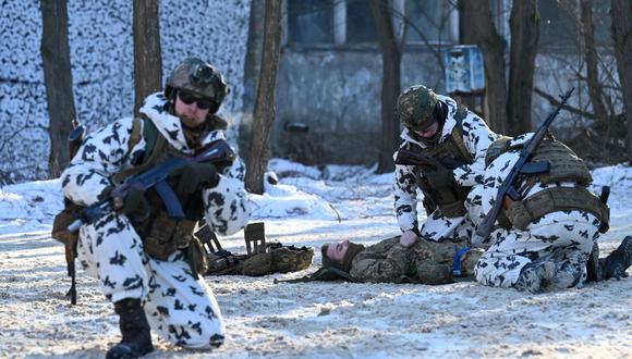 Militares de Ucrania participan en ejercicios tácticos y especiales en la ciudad fantasma de Pripyat, cerca de la planta de energía nuclear de Chernobyl, el 4 de febrero de 2022. (Foto referencial, Sergei Supinsky / AFP).
