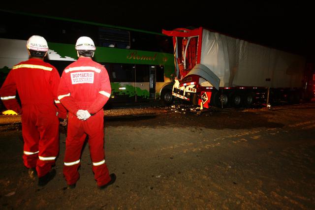 Así quedó el bus que chocó contra camión con cervezas en Chilca - 1