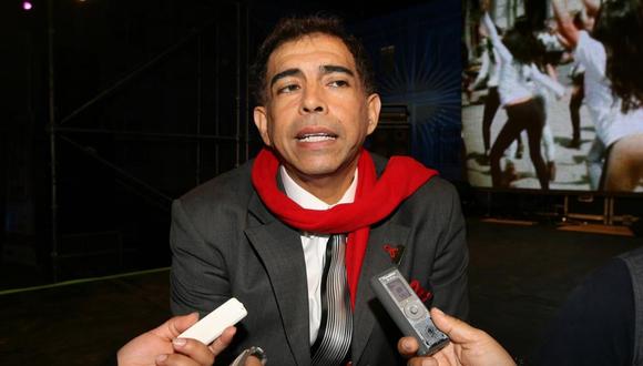 Ernesto Pimentel junto a su hija Gael en Arequipa para visitar la tumba de doña Nelly. (Foto: GEC).