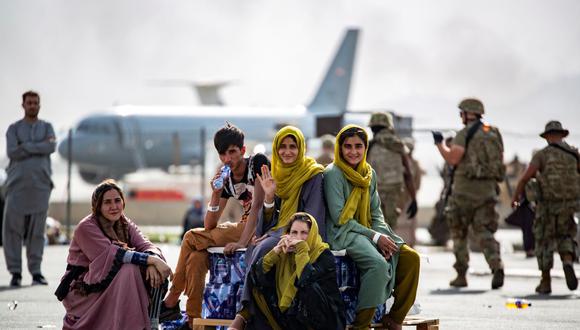 En esta imagen cortesía del Cuerpo de Marines de Estados Unidos, se ve a afganos listos para ser evacuados en el Aeropuerto Internacional Hamid Karzai, en Kabul, Afganistán, el 19 de agosto de 2021. (MARK ANDRIES / US MARINE CORPS / AFP).