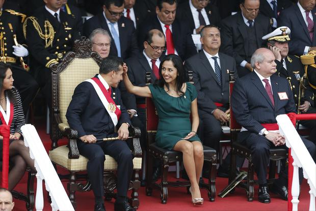 Nadine Heredia usó  zapatos Ferragamo en parada militar del 2014.