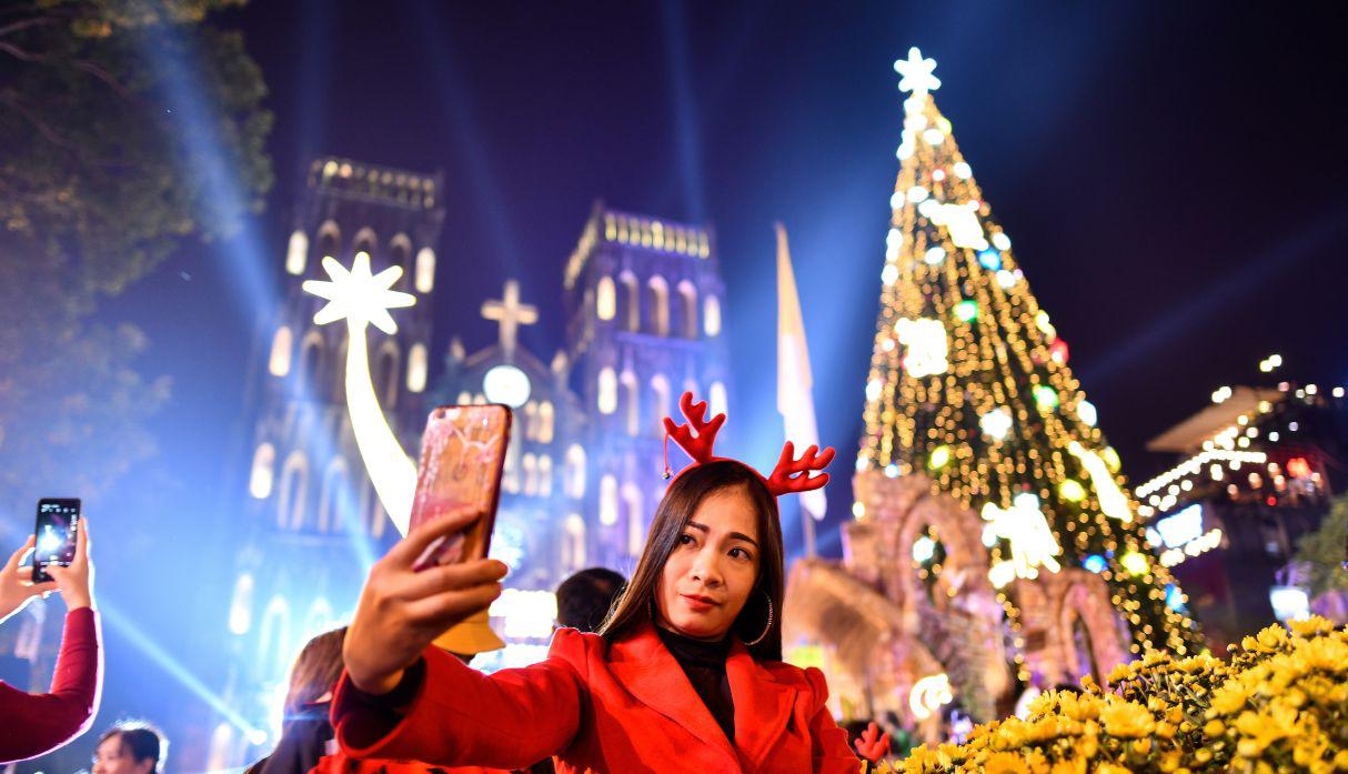 Una mujer se toma una 'selfie' frente a la Catedral de San José en Hanoi, Vietnam. (Foto: AFP)