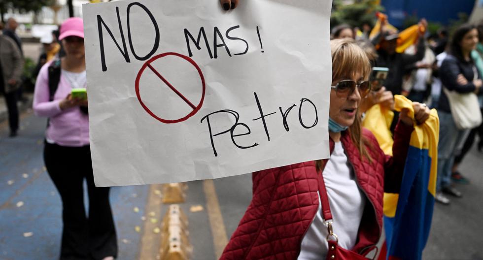 Opositores al presidente de Colombia, Gustavo Petro, participan en una manifestación contra las reformas del Gobierno en Bogotá. (Foto: AFP)