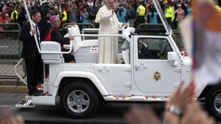 Francisco deja modesto auto y llega a Quito en Papamóvil