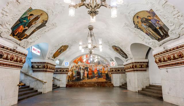La estación Koltsevaya también cuenta con mosaicos de gran formato que hacen referencia a la cultura popular soviética. El blanco predomina en las paredes y techo y muchos la considera una galería de arte urbana. (Foto: Shutterstock)