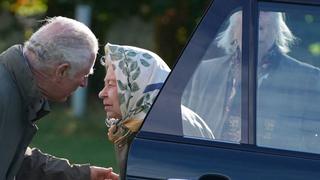 La reina Isabel II reaparece conduciendo un auto por primera vez desde que fue hospitalizada