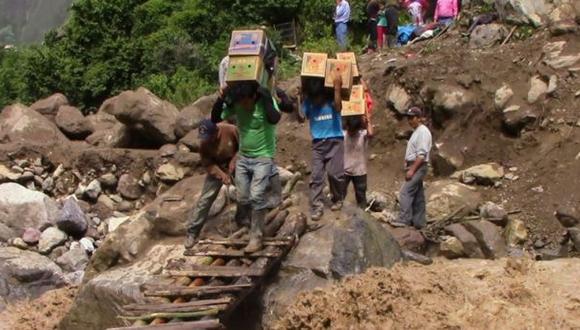 Los pobladores de los distritos afectados en Huancavelica improvisaron un puente de madera. (Foto: Andina)