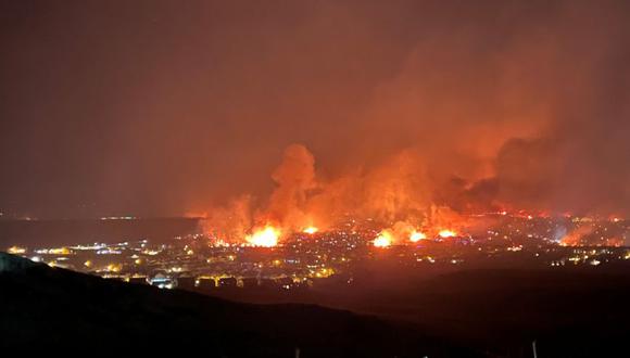 Los edificios arden cuando un incendio de pasto impulsado por el viento destruye cientos de hogares y desplaza a miles, como se ve desde Denver, Colorado, EE.UU. 30 de diciembre de 2021. (Foto: Gregg Corella / Folleto vía REUTERS).