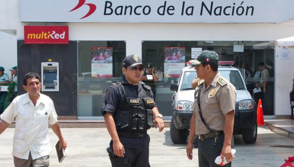 Policías en el Banco de la Nación. (Foto: Archivo El Comercio)