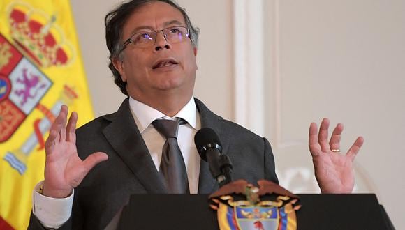 El presidente colombiano, Gustavo Petro, gesticula mientras habla durante una conferencia de prensa conjunta con el primer ministro español, Pedro Sánchez (fuera de encuadre), en el Palacio Presidencial Casa Nariño en Bogotá, el 24 de agosto de 2022. (Foto de Raúl ARBOLEDA / AFP)