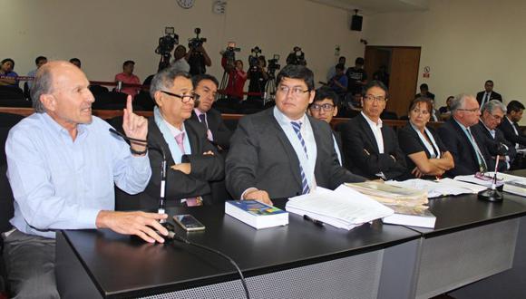 Augusto Bedoya, Jaime Yoshiyama, Ricardo Briceño y sus respectivos abogados en la audiencia en la que se aprobó 18 meses de impedimento de salida de país. (Poder Judicial)