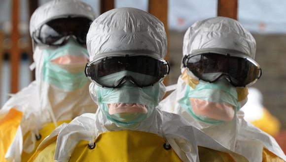 Trabajadores de la salud vestidos con trajes protectores abandonan un área de alto riesgo en el hospital Elwa en Monrovia, Liberia, el 30 de agosto del 2014 en medio de la epidemia de ébola. (Foto de Dominique FAGET / AFP).