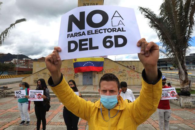 Venezolanos protestan en contra de las elecciones parlamentarias realizadas en Venezuela hoy, en Bogotá. (EFE/ Carlos Ortega).