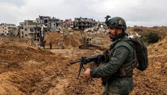 Un soldado israelí durante una patrulla en la principal ciudad del sur de Gaza de Khan Yunis, en medio de continuas batallas entre Israel y el grupo militante palestino Hamas. (Foto de Nicolás GARCÍA / AFP)
