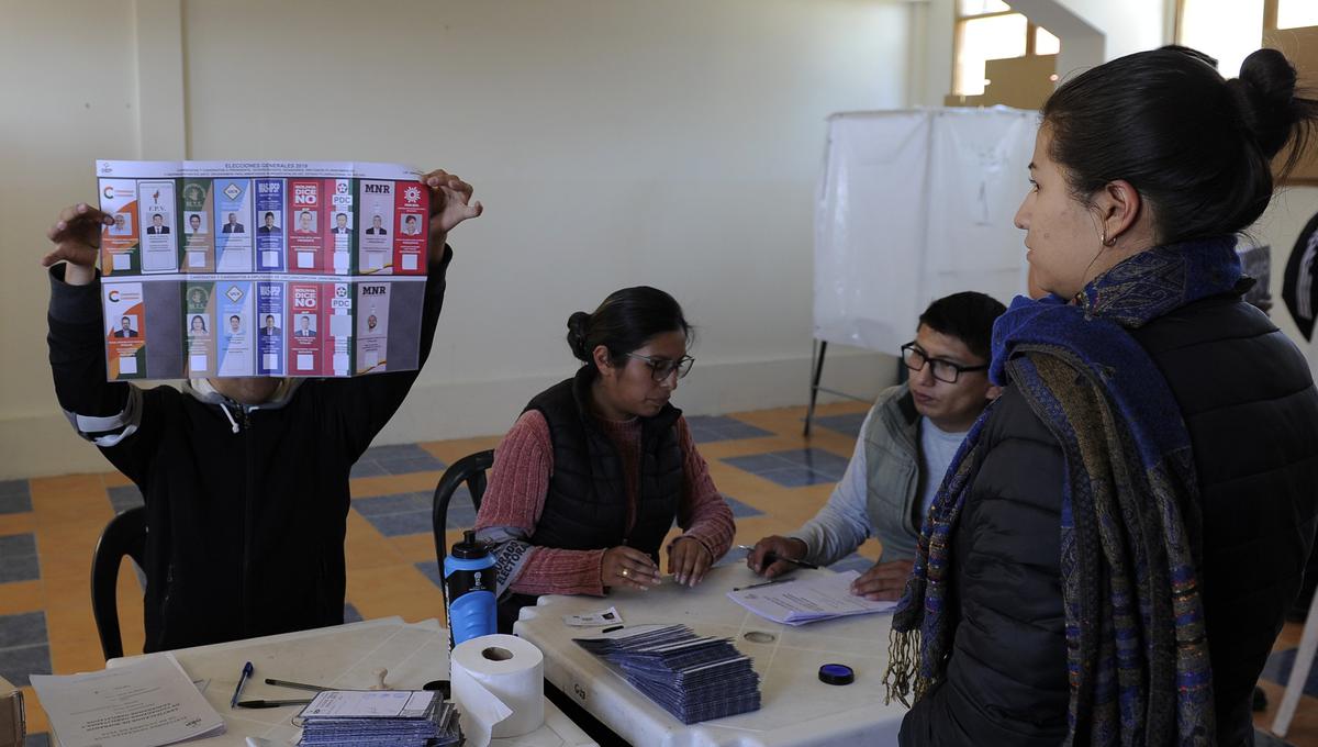 La misión de la OEA que audita las elecciones en Bolivia pidió a los ciudadanos que tengan informes o documentos electorales tomen contacto con ella para “coordinar la entrega de material”. (AFP)