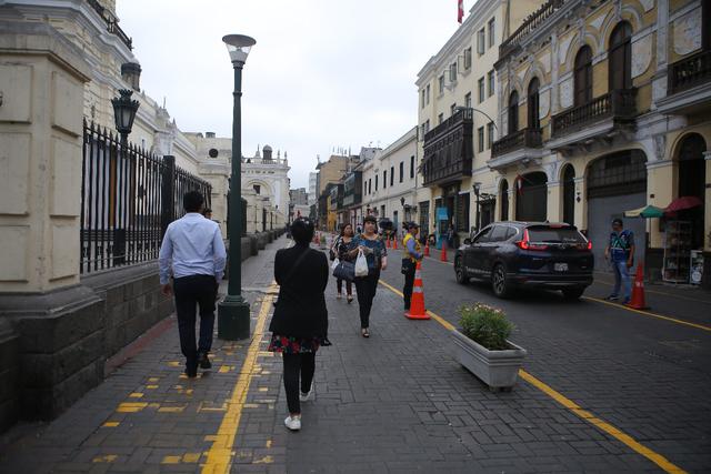 En varias calles del Damero de Pizarro se ensancharon las veredas para beneficiar a los peatones. Provisionalmente, han sido delimitadas con pinturas, macetas y conos (Foto: Atoq Ramón)