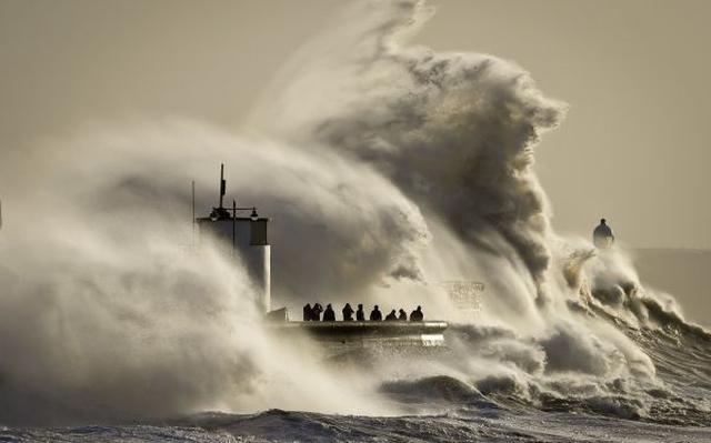 Reino Unido: la costa británica es golpeada por enormes olas - 1