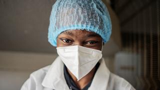 “Hacemos cola para morir”: el agotamiento del personal sanitario que combate el coronavirus en Sudáfrica