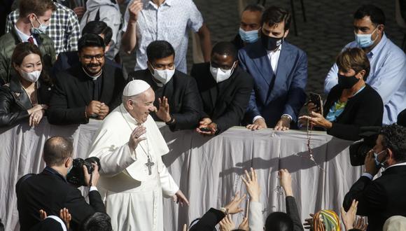 El papa Francisco durante la audiencia general con el público tras el levantamiento de las restricciones por la pandemia de coronavirus en el Vaticano, el 12 de mayo de 2021. (EFE/EPA/FABIO FRUSTACI).
