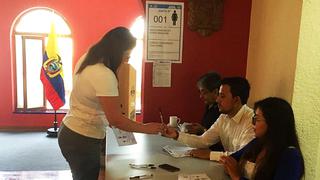 Cientos de ecuatorianos votan en el Perú al sucesor de Correa