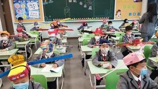Los creativos sombreros de un metro que usan los niños en China para mantener la distancia social
