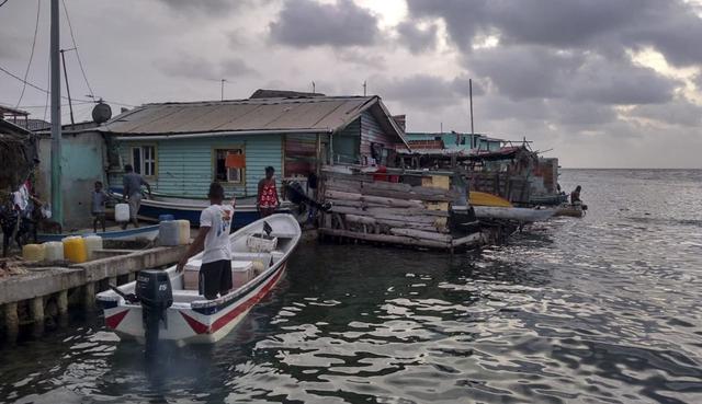 Los lugareños se encuentran en medio de botes en Santa Cruz del Islote, ubicada en el Caribe colombiano, frente a las costas del departamento de Sucre, el 30 de junio de 2020, durante la pandemia de coronavirus. (AFP / Adrian CARBALLOS De HOYOS).