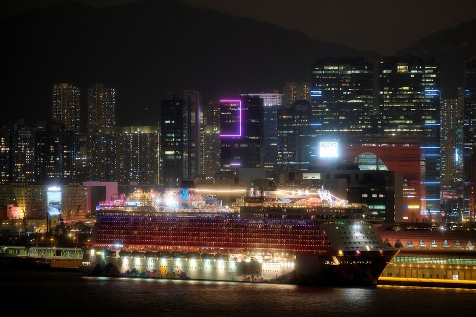Mientras tanto, a casi 3.000 km de allí, en Hong Kong otras 3.600 personas continúan atrapadas en el World Dream (WD), crucero operado por la naviera Dream Cruise. (Reuters)