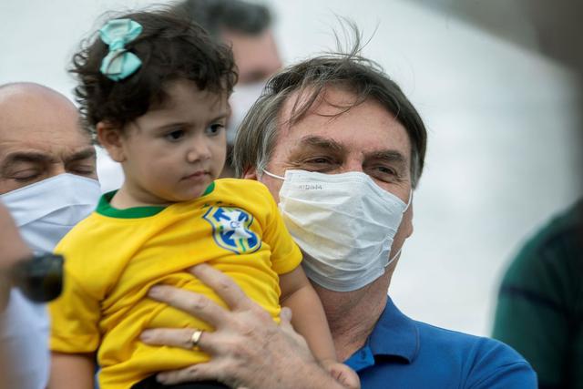 El presidente de Brasil, Jair Bolsonaro, arengó este domingo otra manifestación en Brasilia, desafiando nuevamente las directrices sanitarias. (EFE/Joédson Alves).