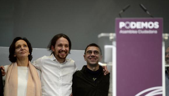 Exdirigentes de la formación política Podemos como Juan Carlos Monedero y Carolina Bescansa (a la derecha e izquieda de Pablo Iglesias en la foto) estarían involucrados en el caso, según las declaraciones del exgeneral Hugo Armando Carvajal. (Foto: Dani Pozo / AFP / Archivo)
