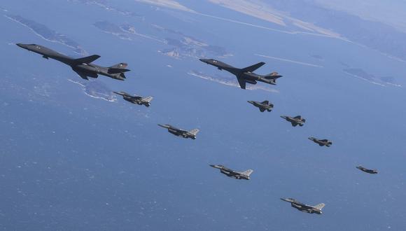 Aviones de las Fuerzas Armadas de EE.UU. y Corea del Sur sobrevolando la península de Corea del Sur. (Foto de Handout / Ministerio de Defensa surcoreano / AFP)